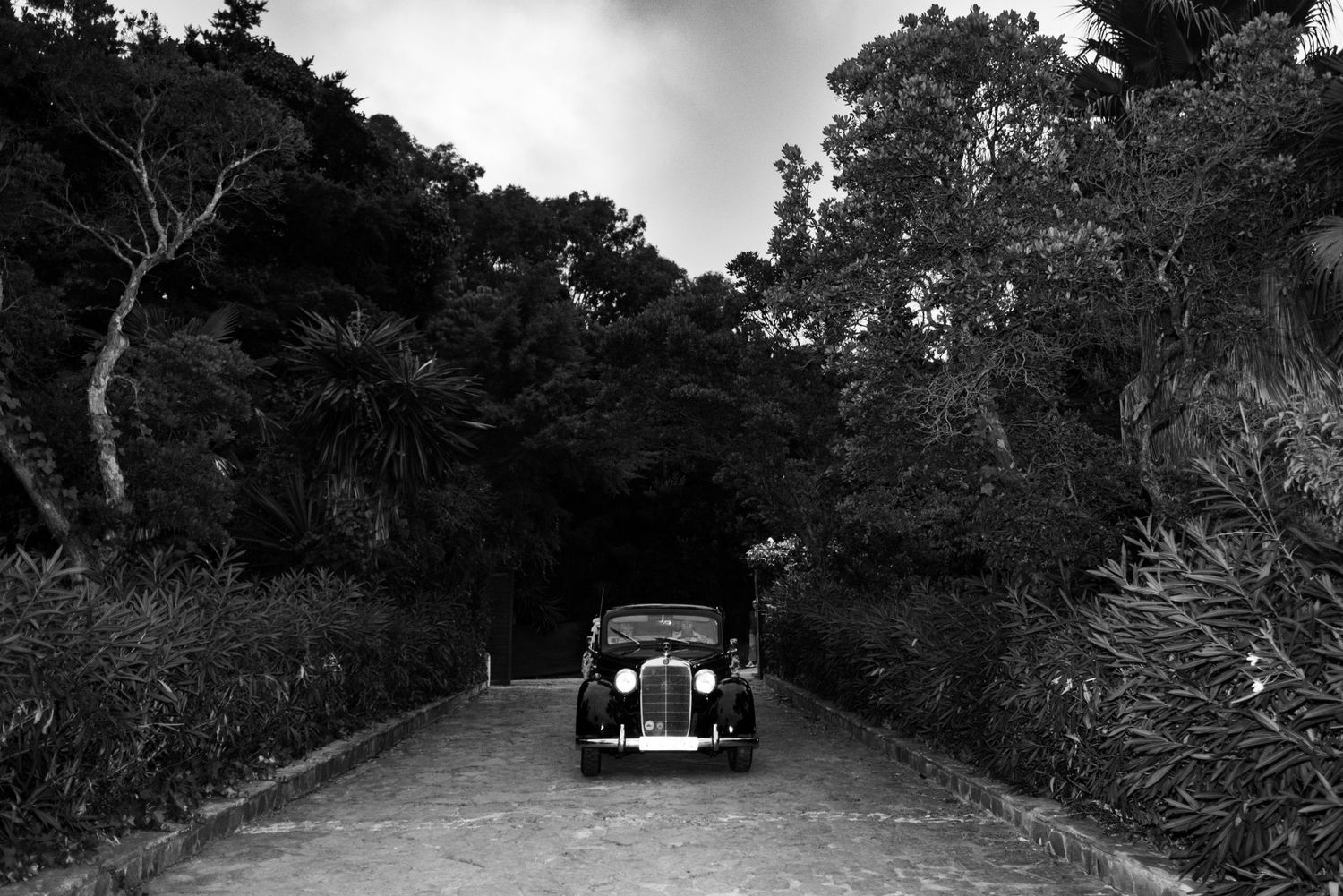 Llegada de los novios en el coche nupcial a la Finca El Campo en Algeciras, boda de Amparo y Guillermo