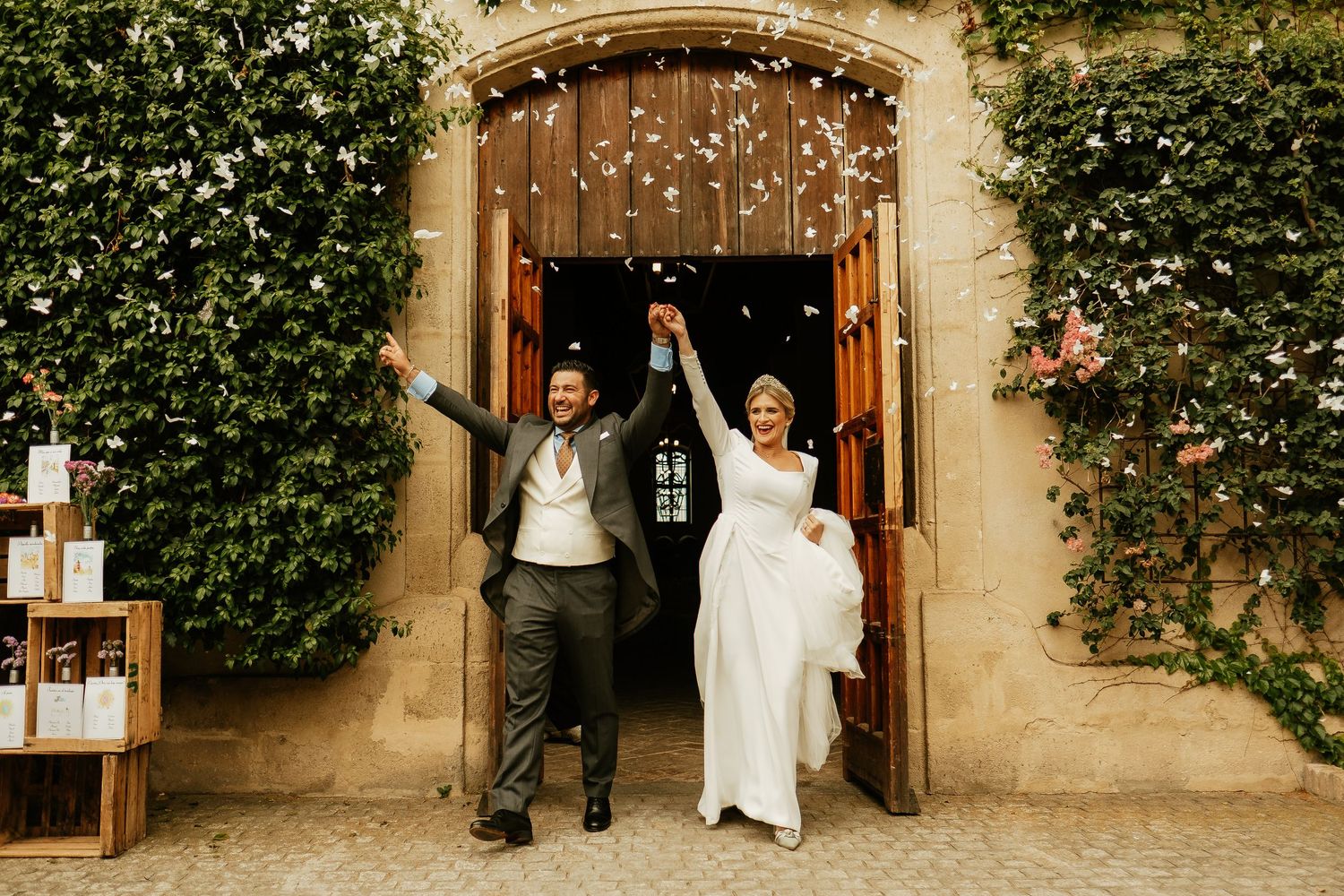 Apertura del cóctel con brindis de los novios en el patio de Bodega Sánchez Romate, Inma y Juanfri, Roberto Pecino Fotógrafo