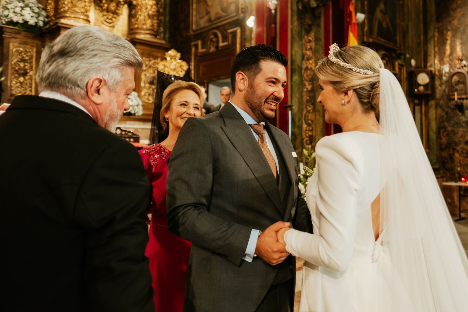Primeras miradas de los novios en el altar de la Basílica del Carmen Jerez, complicidad de Inma y Juanfri, Roberto Pecino