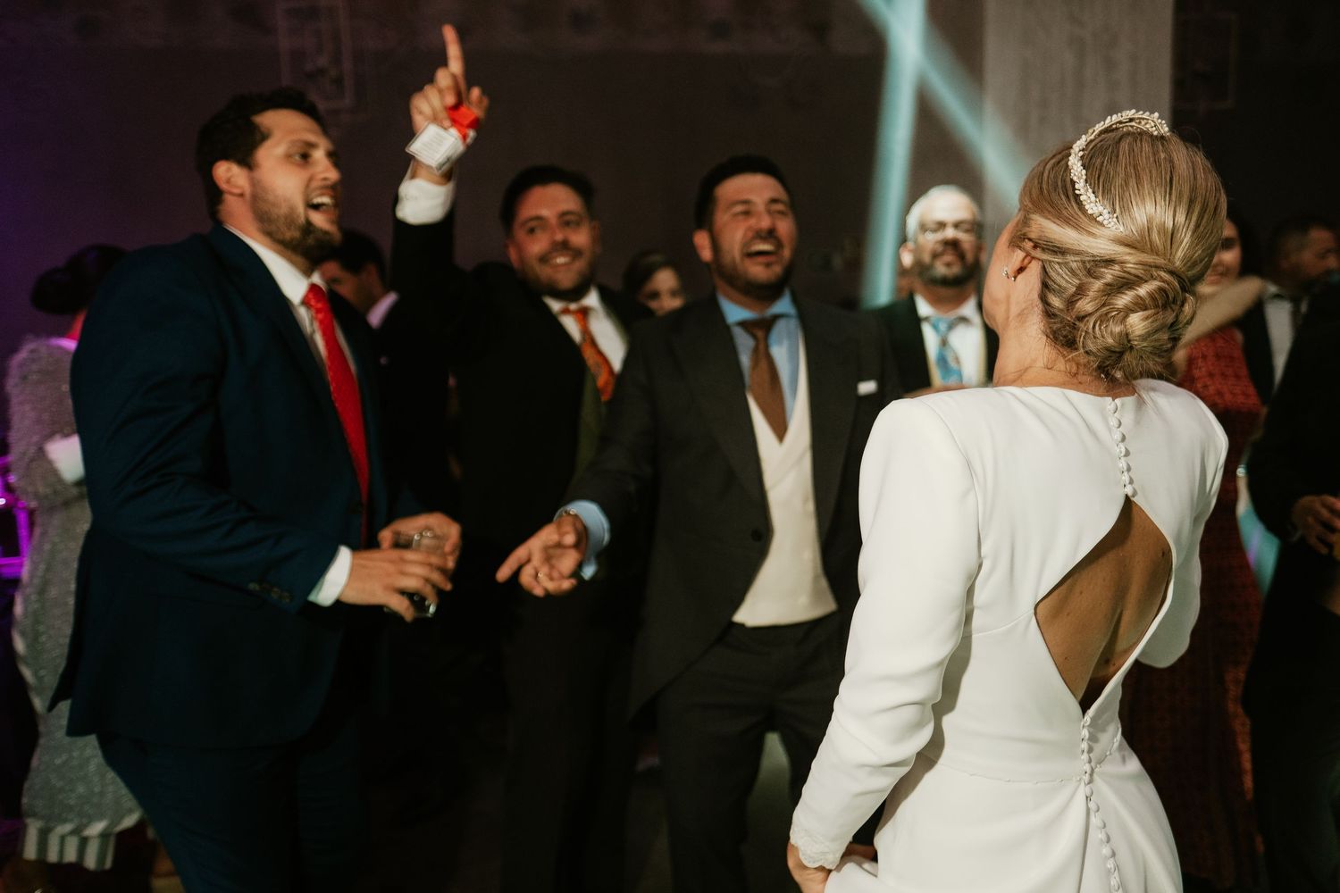 Reportaje de boda natural durante la fiesta en Bodega Sánchez Romate Jerez, invitados de Inma y Juanfri, Roberto Pecino
