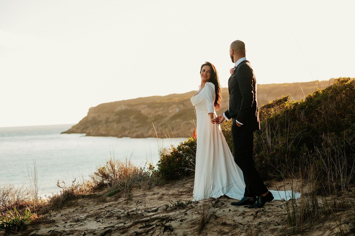 Pareja paseando playa de Bolonia Cádiz reportaje postboda natural Roberto Pecino
