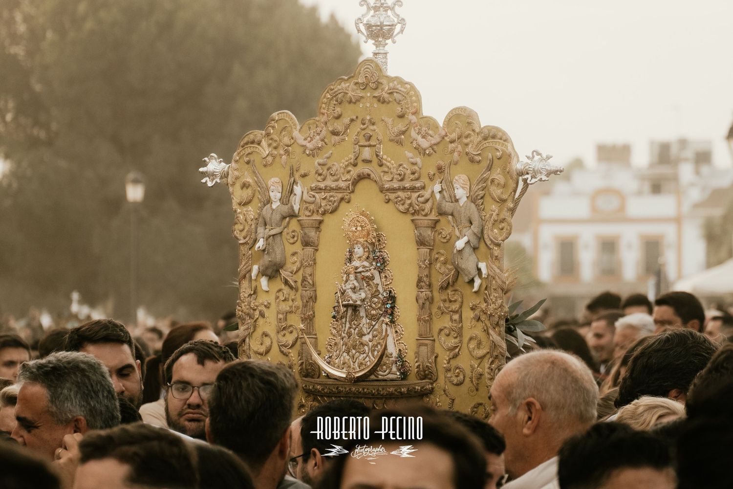 Reportaje de autor, Romería del Rocio 2026, Plaza Doñana, simpecado rociero, Roberto Pecino