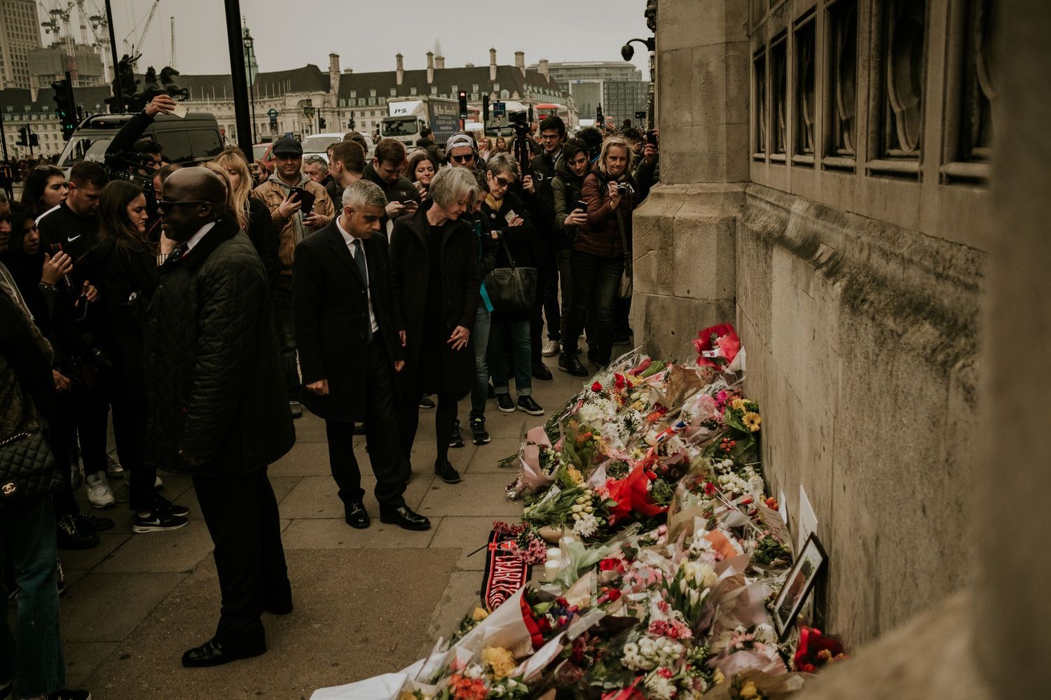 Reportaje fotográfico documental, ofrenda floral tras los atentados en Londres, Roberto Pecino Fotógrafo, disciplina documental.