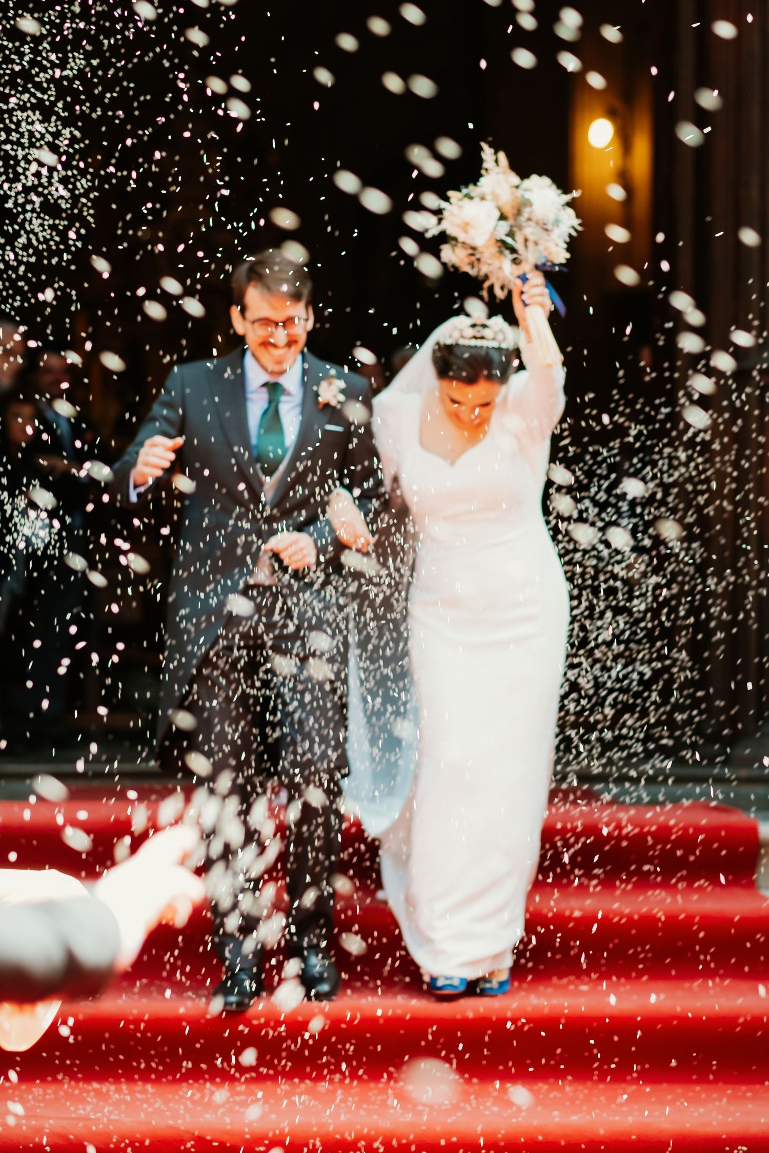 Salida de los novios con arroz y confeti en la salida de la ceremonia, Boda en Granada por Roberto Pecino Fotógrafo