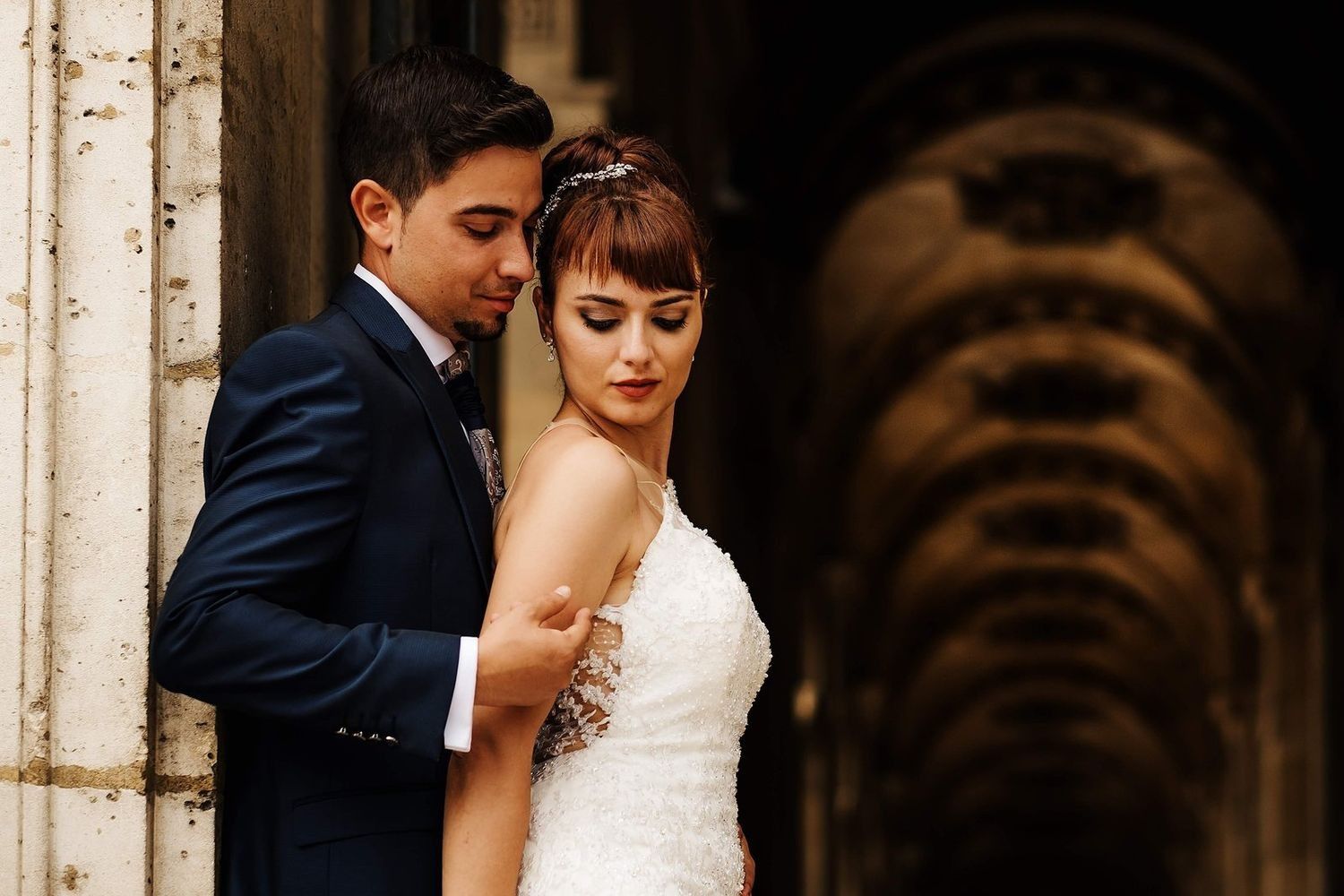 la elegancia de marisa y cristian recorriendo los pasillos historicos del palais royal con luz editorial