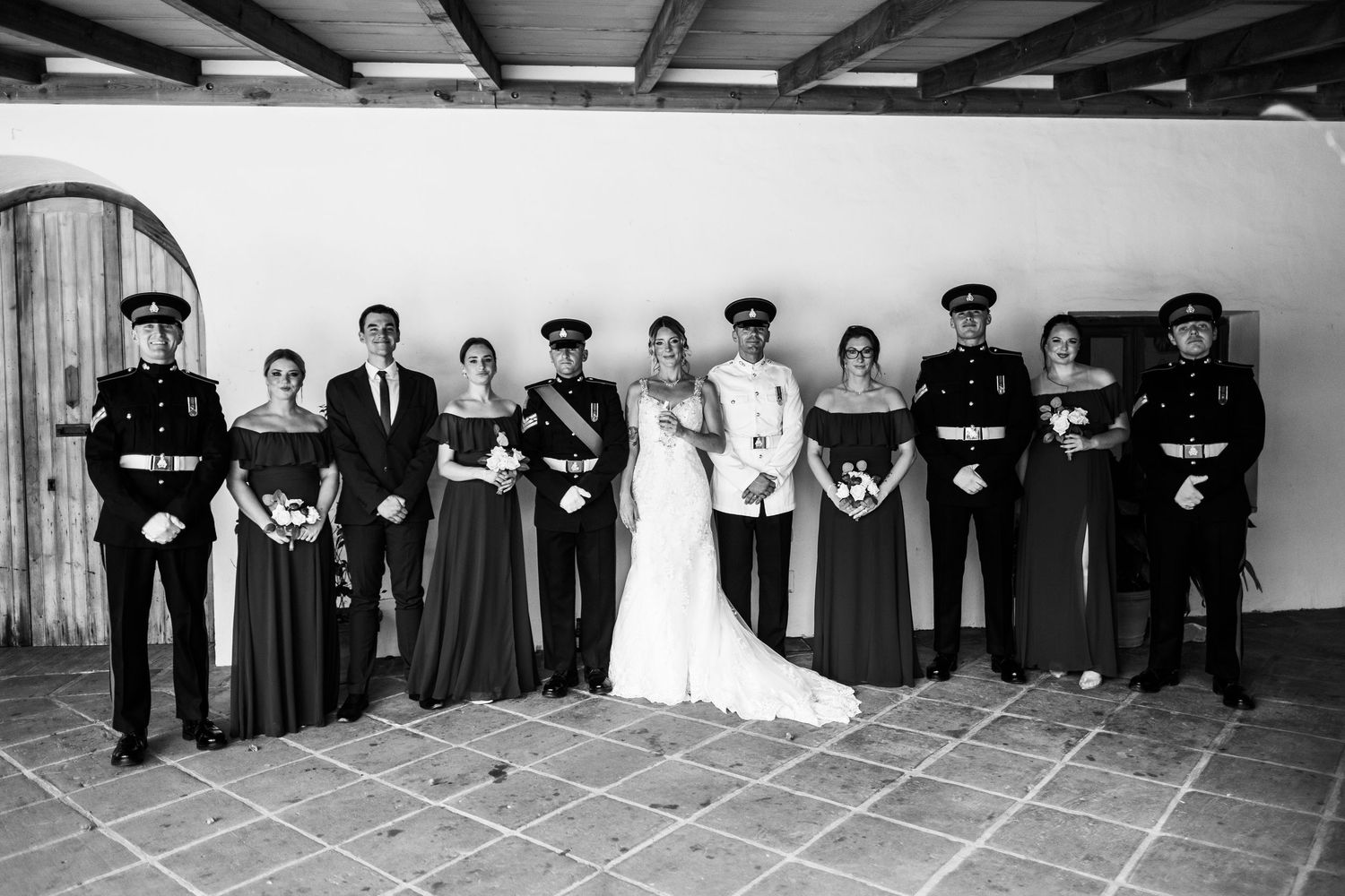 Posado de grupo en blanco y negro