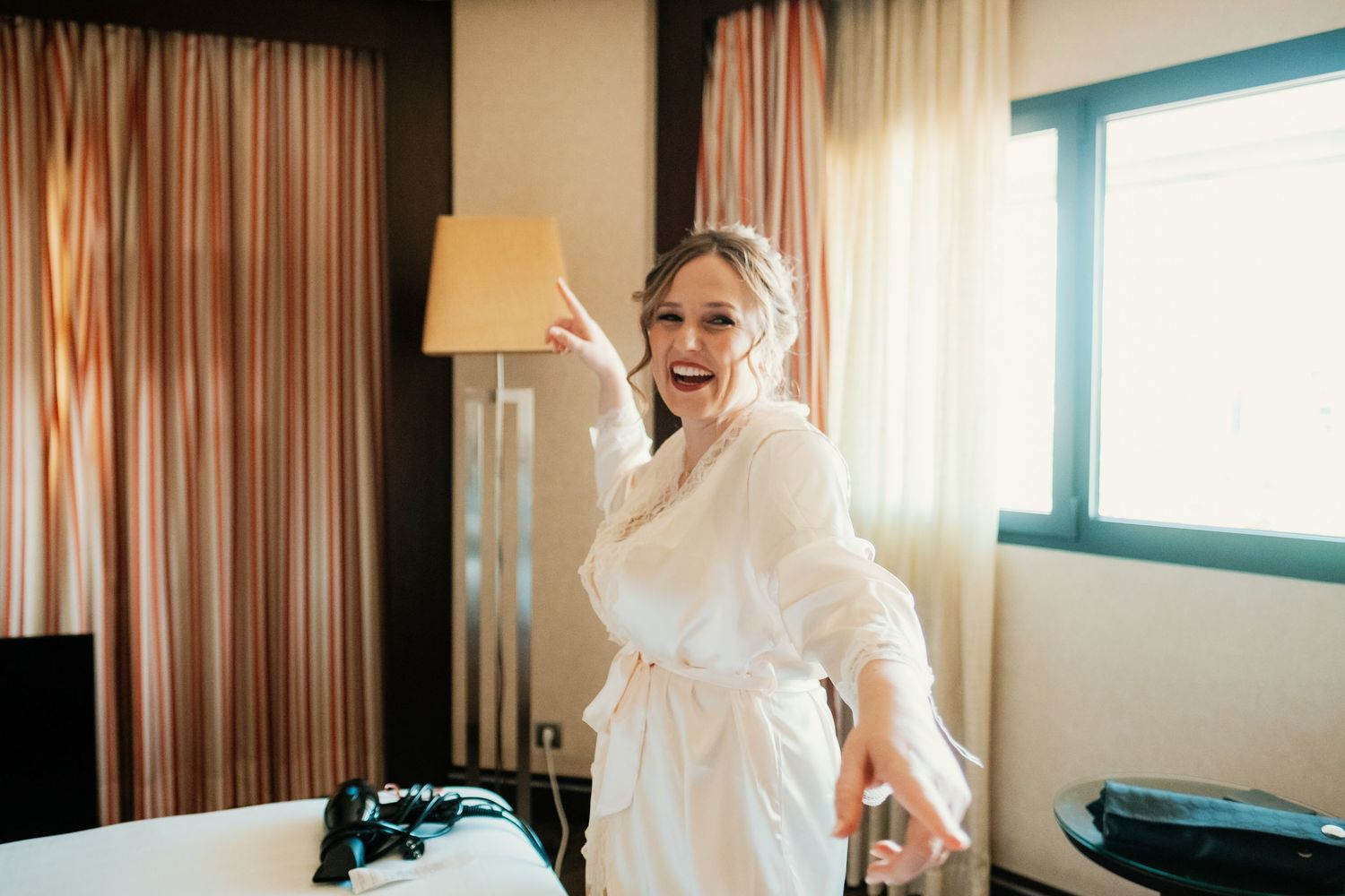 Novia feliz durante los preparativos de su boda en Córdoba