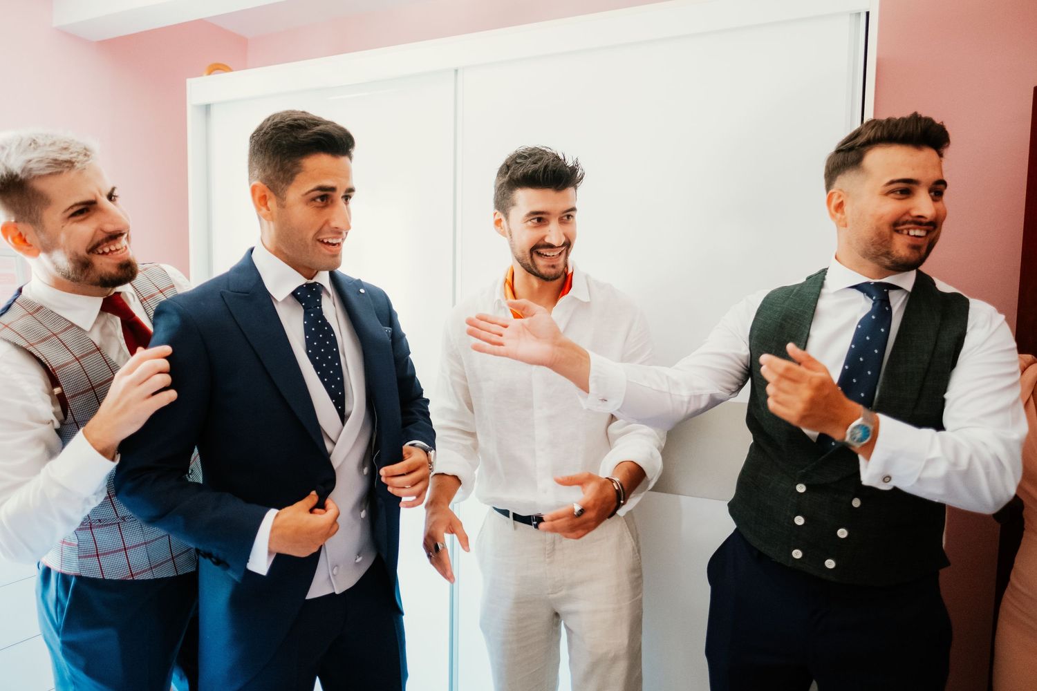 Momentos de risas y nervios en los preparativos del novio