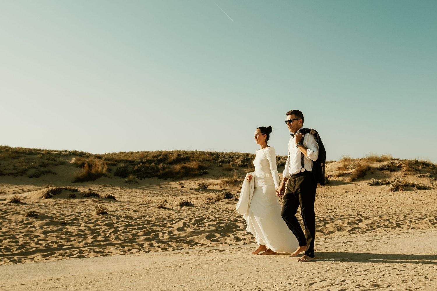 Pareja caminando con naturalidad por las dunas Faro de Trafalgar Laura y Fernando Roberto Pecino