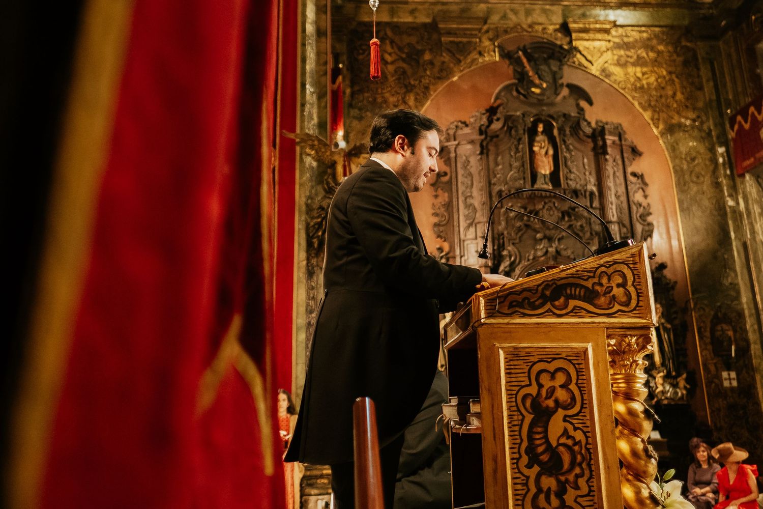 Lectura nupcial de los testigos en el ambón de la Basílica del Carmen Jerez, Inma y Juanfri, Roberto Pecino Fotógrafo