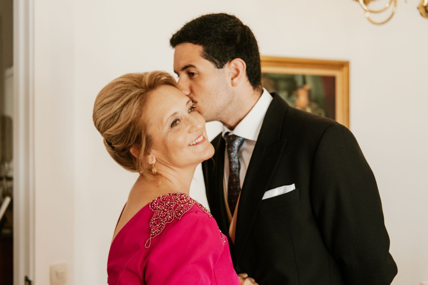 La madre del novio y el hermano en fotografía espontánea y emotiva, Boda en Jerez. Roberto Pecino