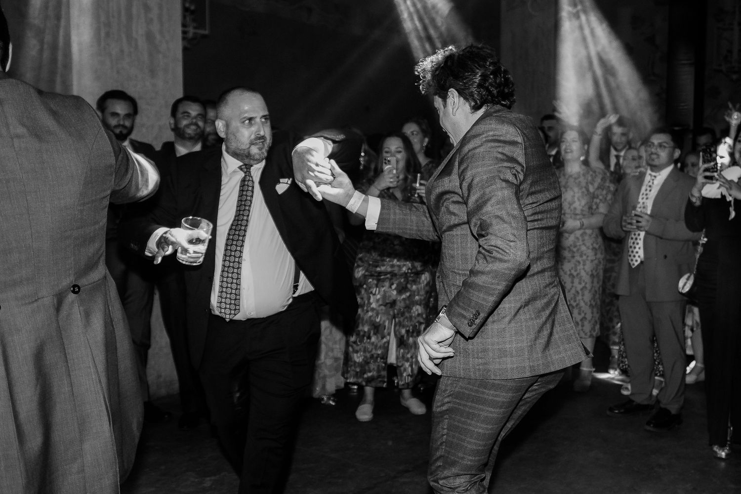 Fotografía invisible en blanco y negro durante el fin de fiesta en Bodega Sánchez Romate, Inma y Juanfri, Roberto Pecino