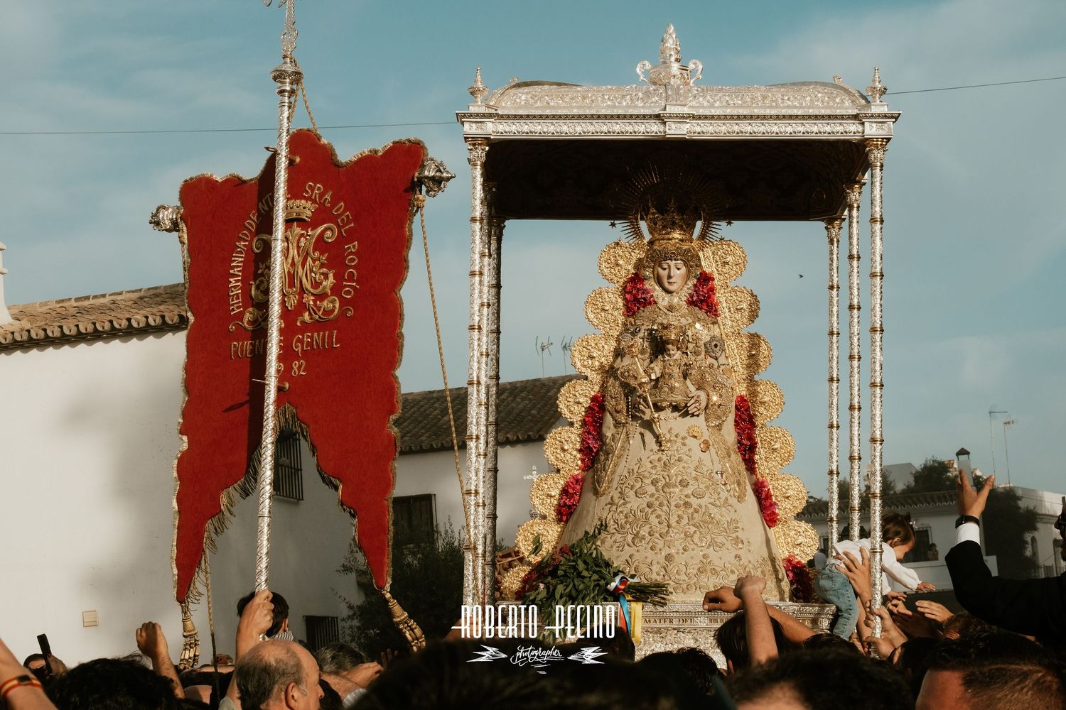 Fotografía documental procesión Rocío 2026, la Virgen en su procesión anual, Roberto Pecino Fotógrafo, estética editorial.
