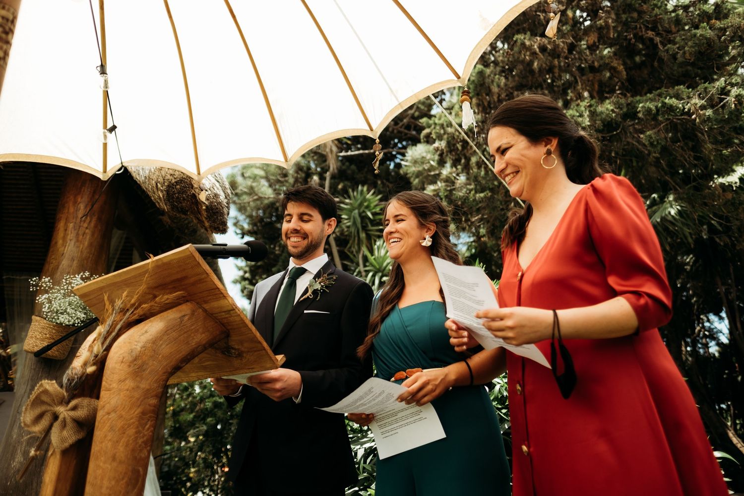 Ceremonia civil en Tarifa, invitados leyendo
