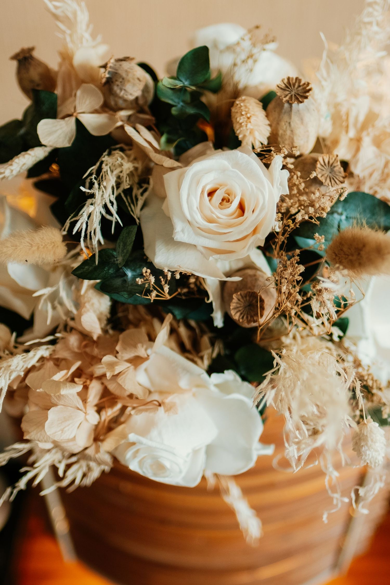 Detalle de flores preservadas para boda