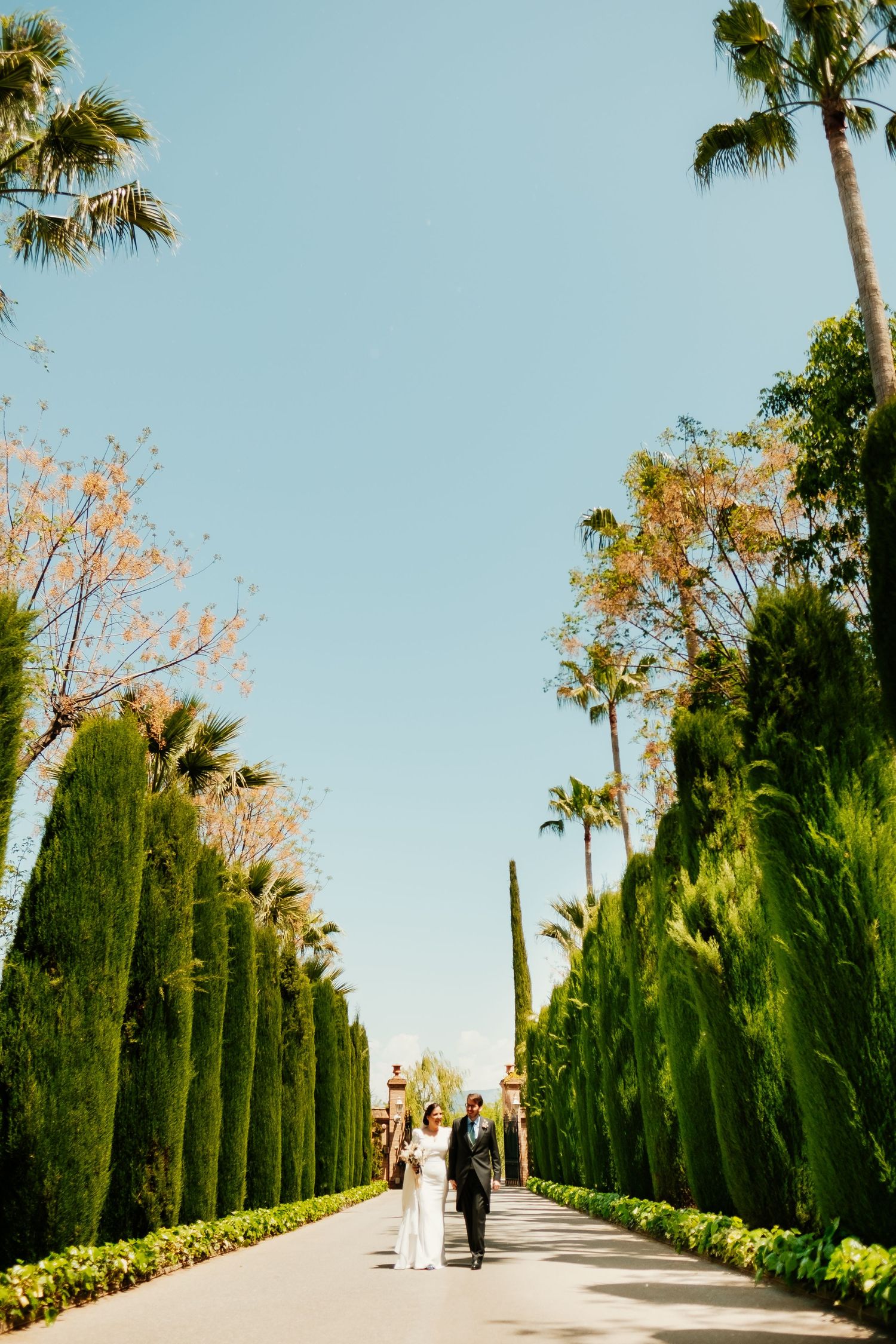 Fotografía natural de boda en Granada, novios caminando de la mano