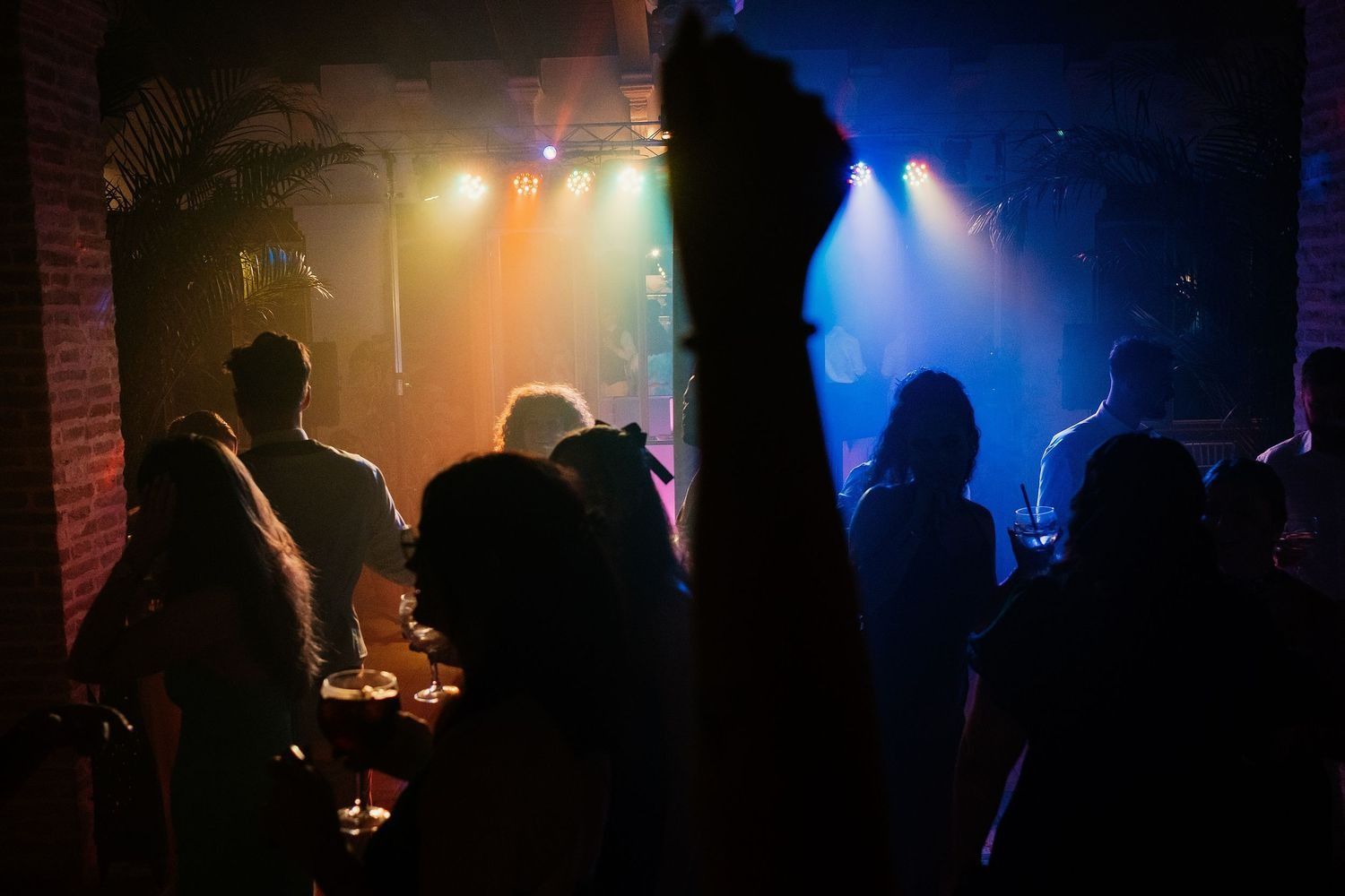 Luces de fiesta y DJ en Finca Monasterio