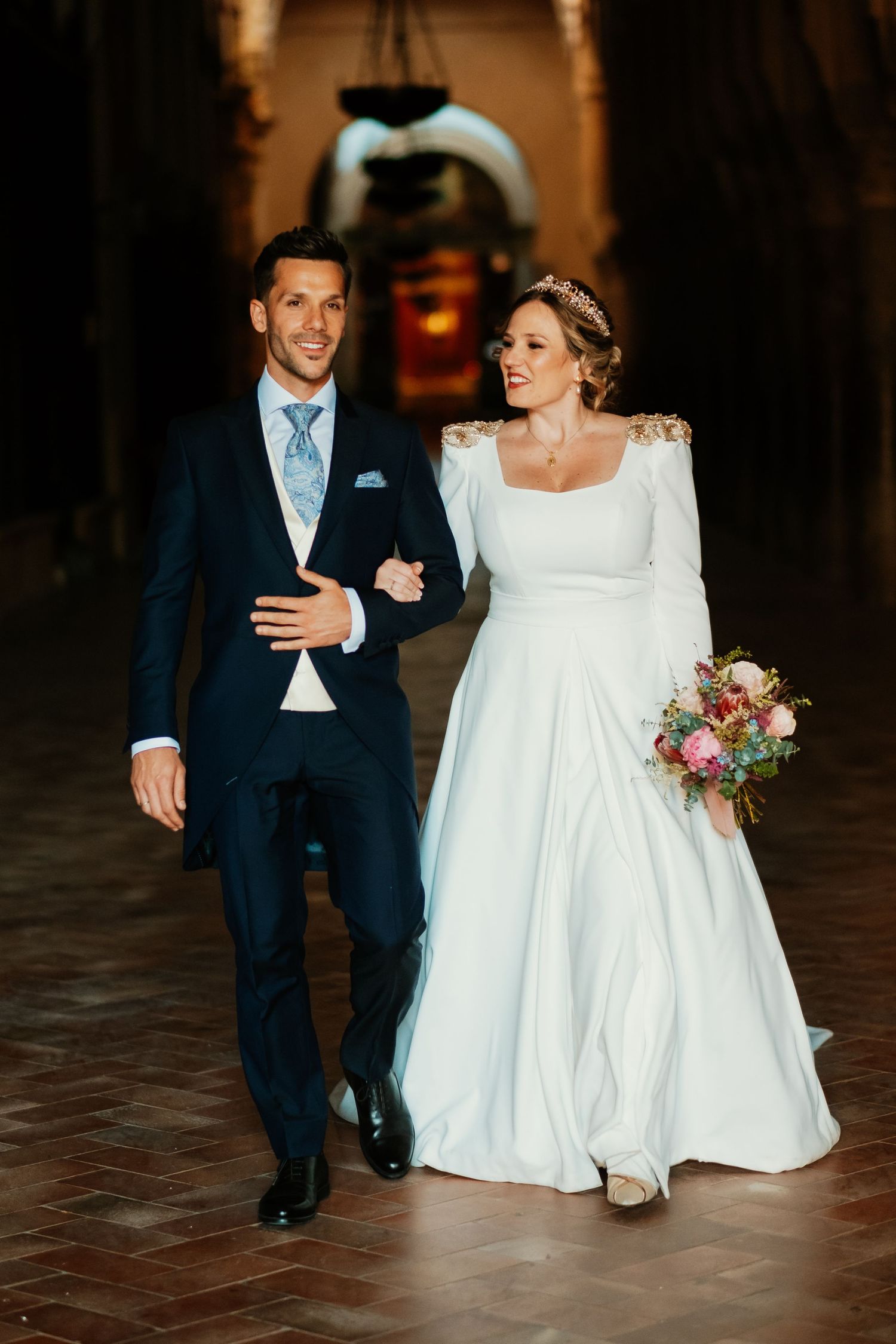 Salida de los recién casados en el Patio de los Naranjos de la Mezquita, boda documental en Andalucía.