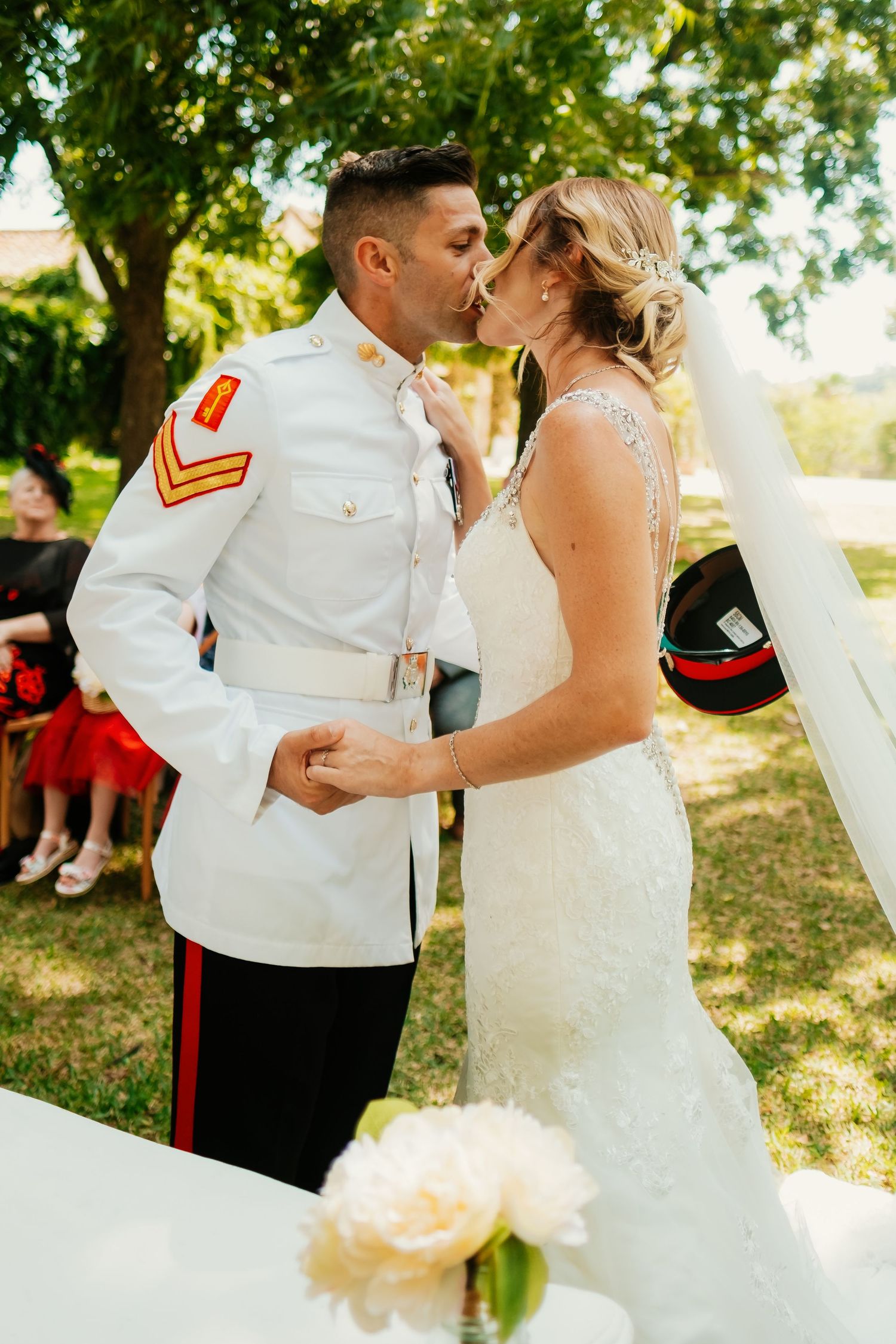 Beso de los novios en los jardines de Hacienda Almoguera, Roberto Pecino fotógrafo en Almoguera