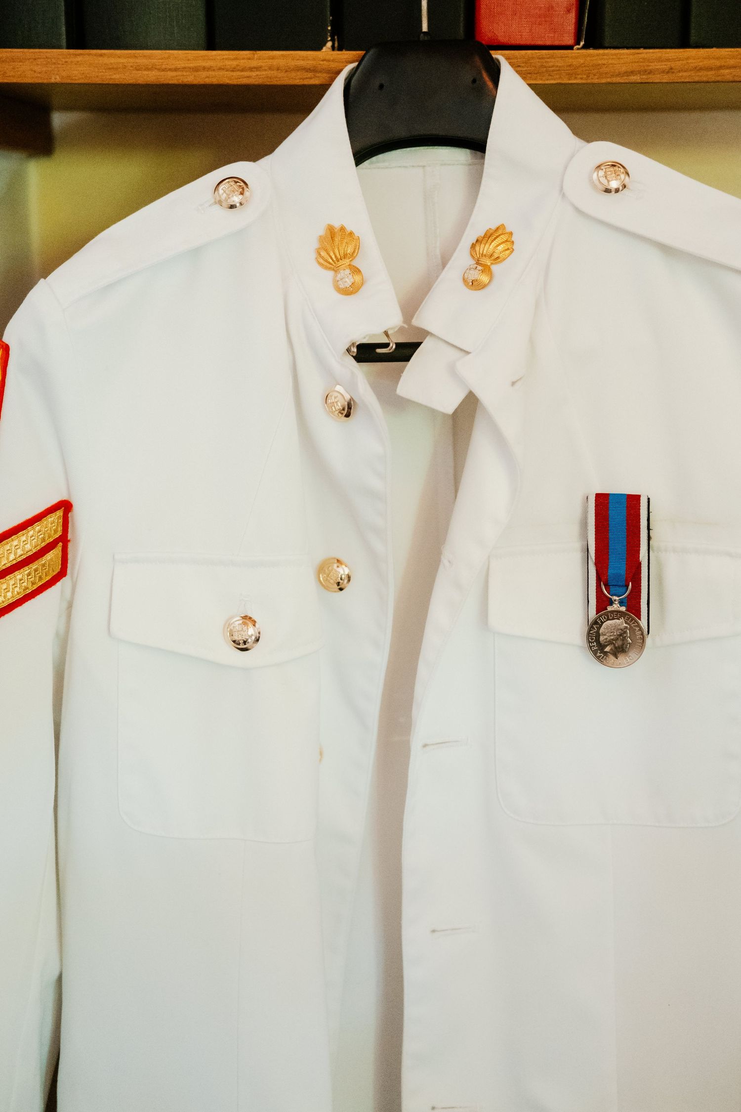 Detalle de uniforme militar británico de etiqueta para boda en el Campo de Gibraltar