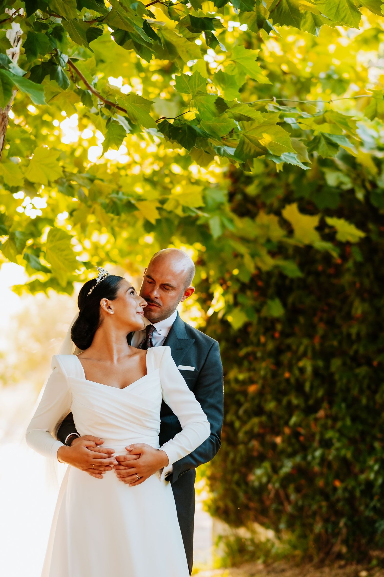 Retrato romántico con luz dorada en el Campo de Gibraltar