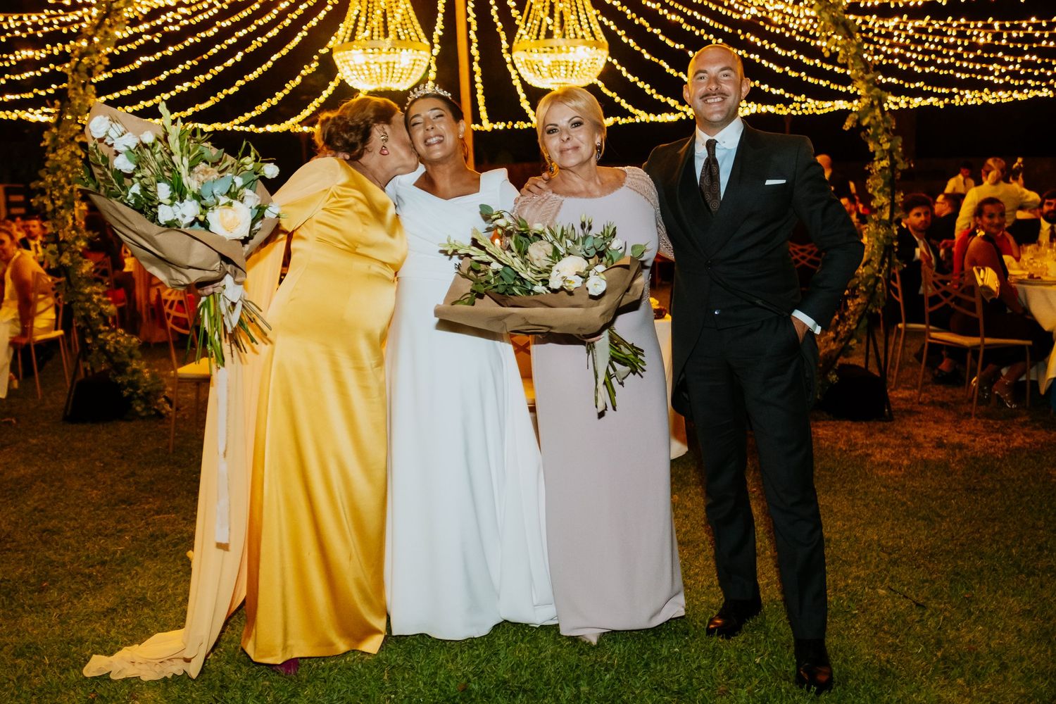 Invitados disfrutando la barra libre - Boda en el Campo de Gibraltar