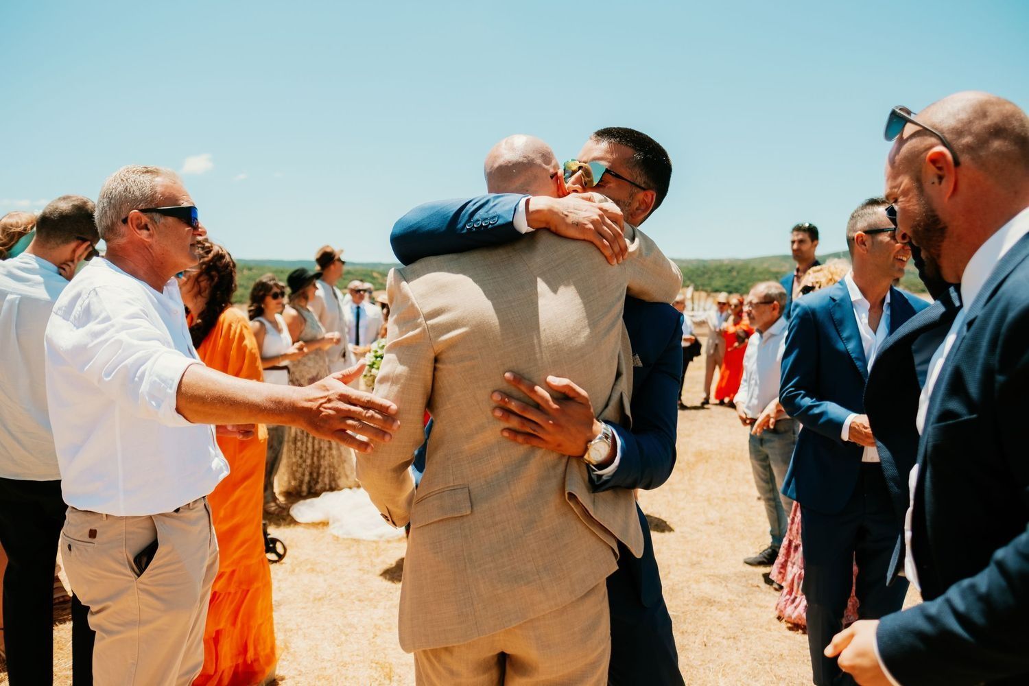 Momento emotivo de Adrian con invitado a su boda en Wakana