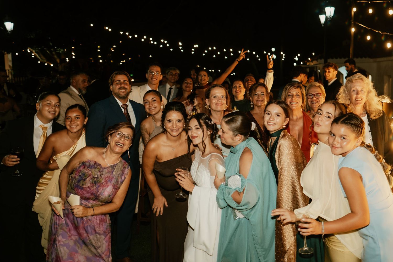 Invitados disfrutando del cóctel al aire libre en la boda de Amparo y Guillermo