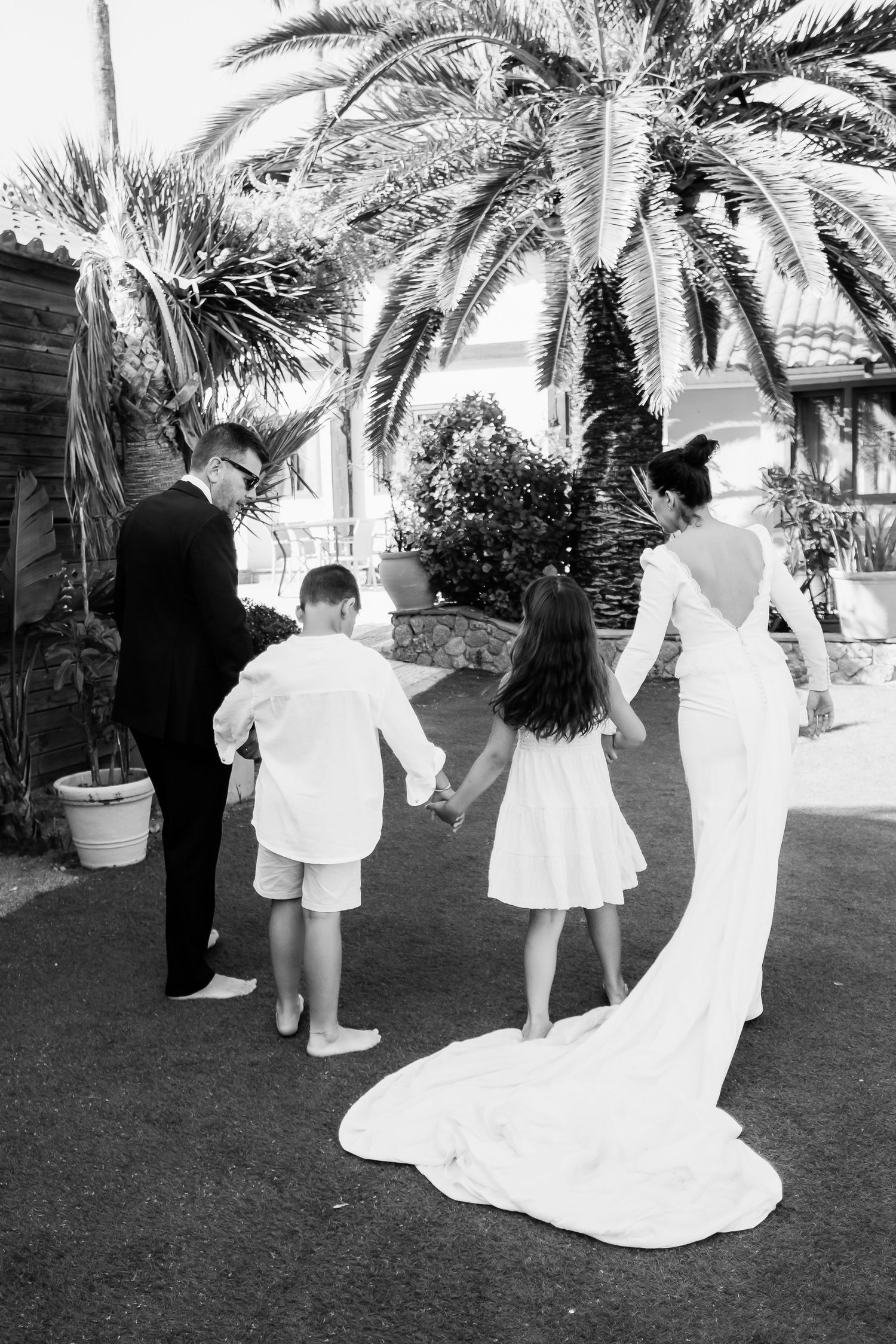 Retrato documental en blanco y negro de familia caminando de la mano con naturalidad Faro de Trafalgar Laura y Fernando Roberto Pecino