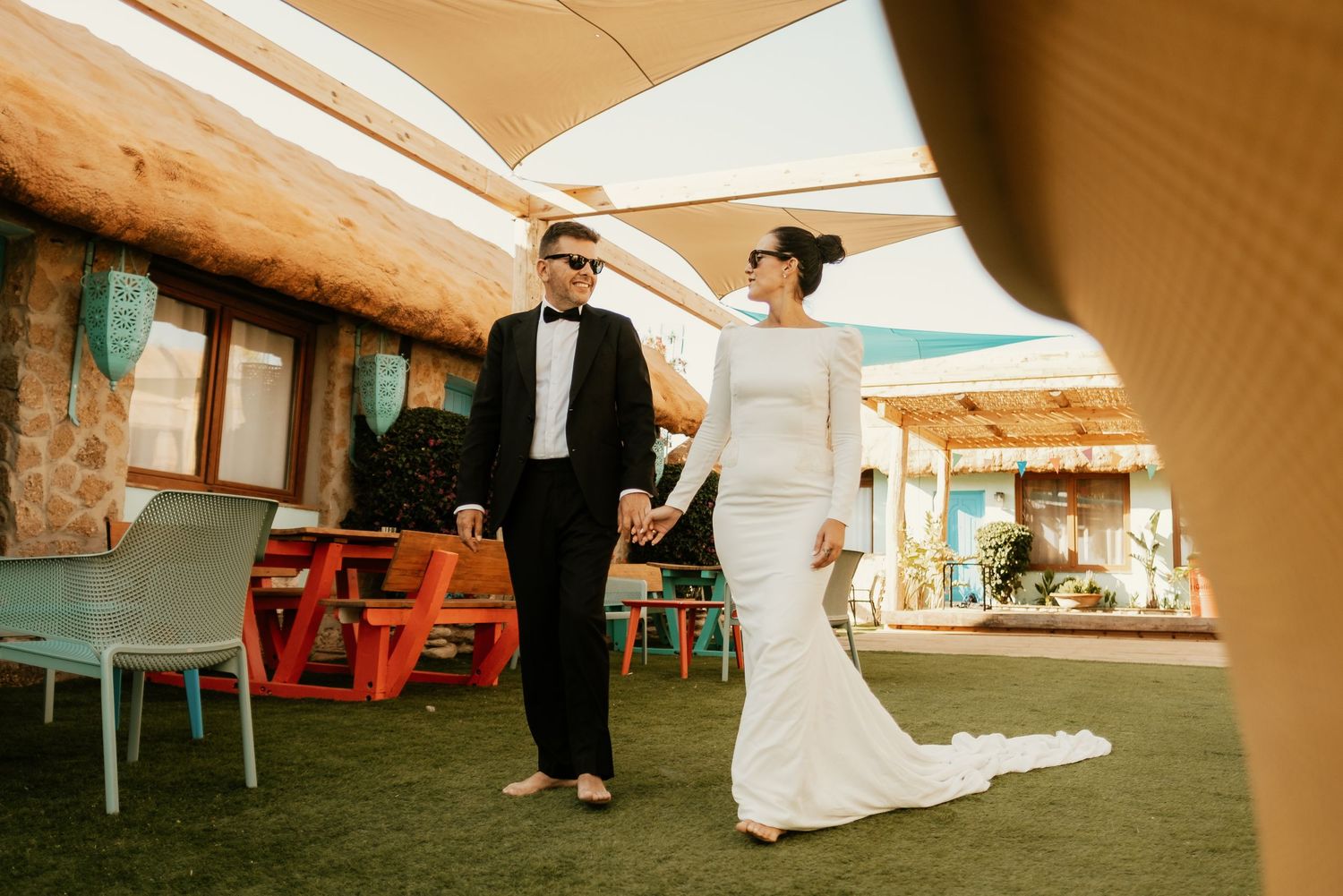 Paseo documental con estilismo de novios por la orilla del mar Sajorami Beach Laura y Fernando Roberto Pecino