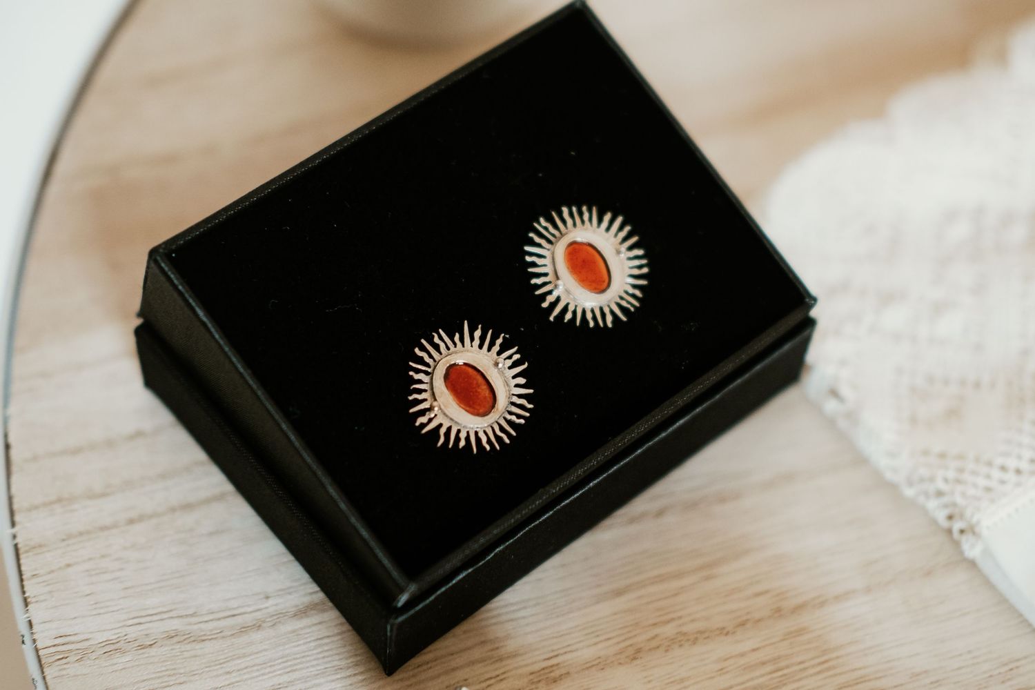 Gemelos personalizdos,regalo que solo hacen a algunos miembros de la hermandad cuando se casan. Boda en Jerez por Roberto Pecino