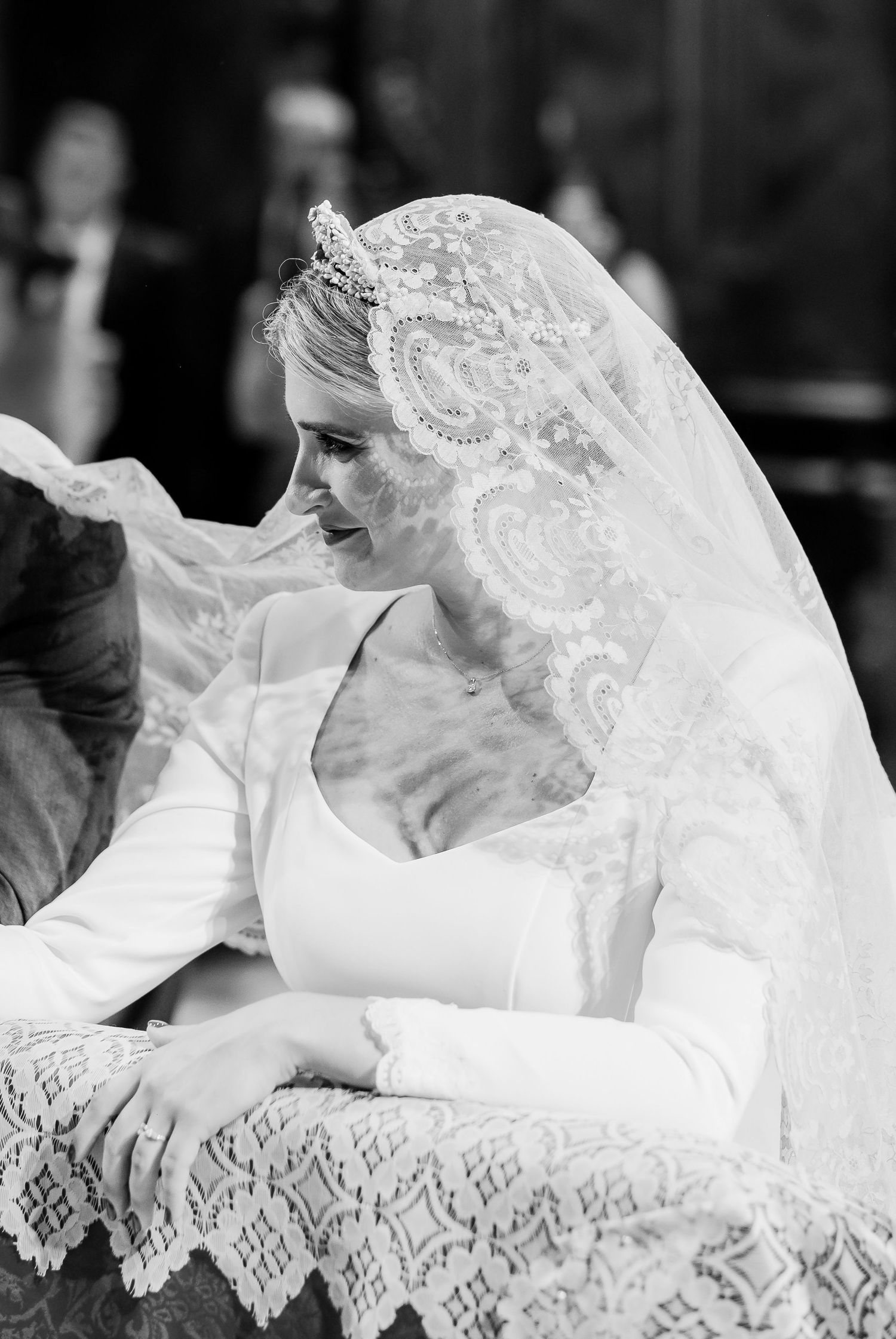 Fotografía de boda en blanco y negro en la Basílica del Carmen Jerez, retrato editorial de la novia Inma luciendo la mantilla sobre los homb