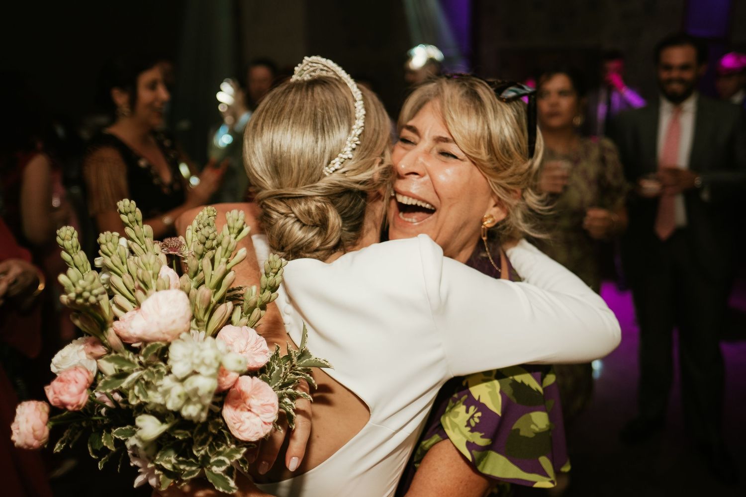 Entrega del ramo de novia en Bodega Sánchez Romate Jerez, Inma y Juanfri, fotografía documental de momentos emotivos, Roberto Pecino