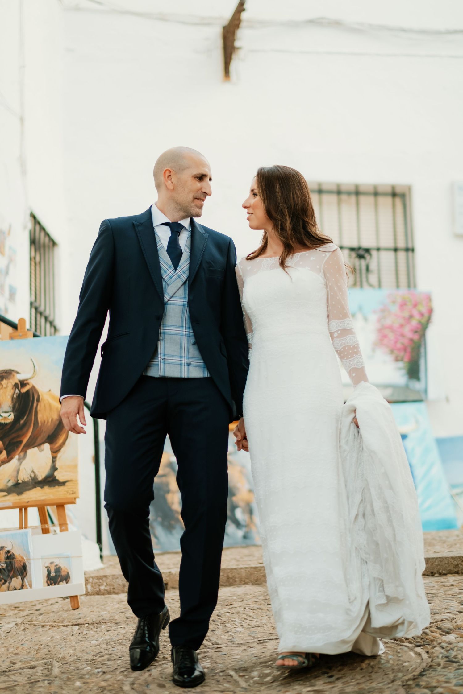 Movimiento y alegría en la sesión de fotos de Macarena y Alejandro