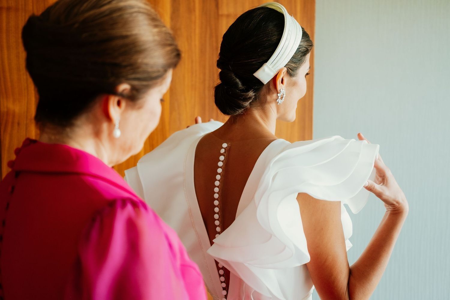 Madre ayudando a la novia a vestirse silueta a contraluz Cádiz