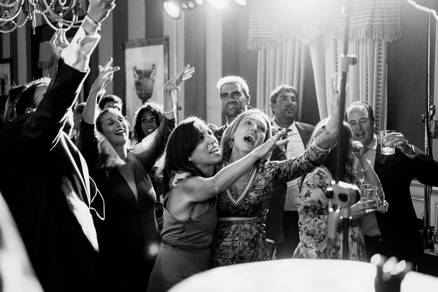 Invitados jóvenes y mayores bailando juntos