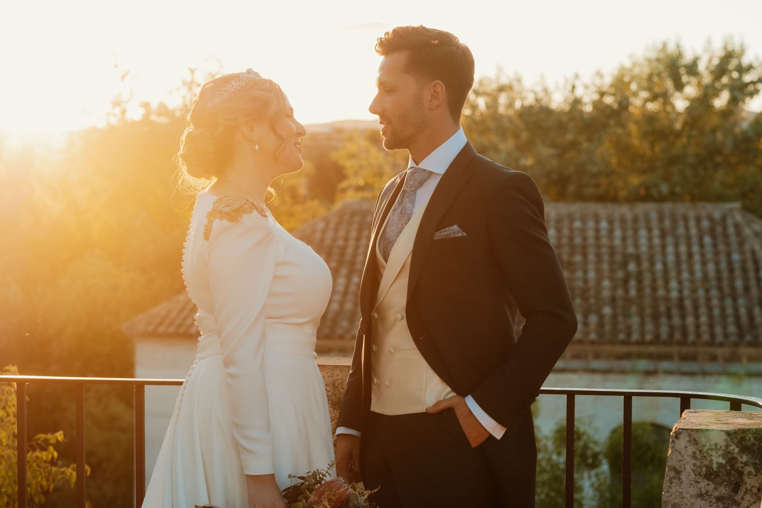 Luz dorada, Fotografía artística de boda en las calles de Córdoba, estilo documental y elegante