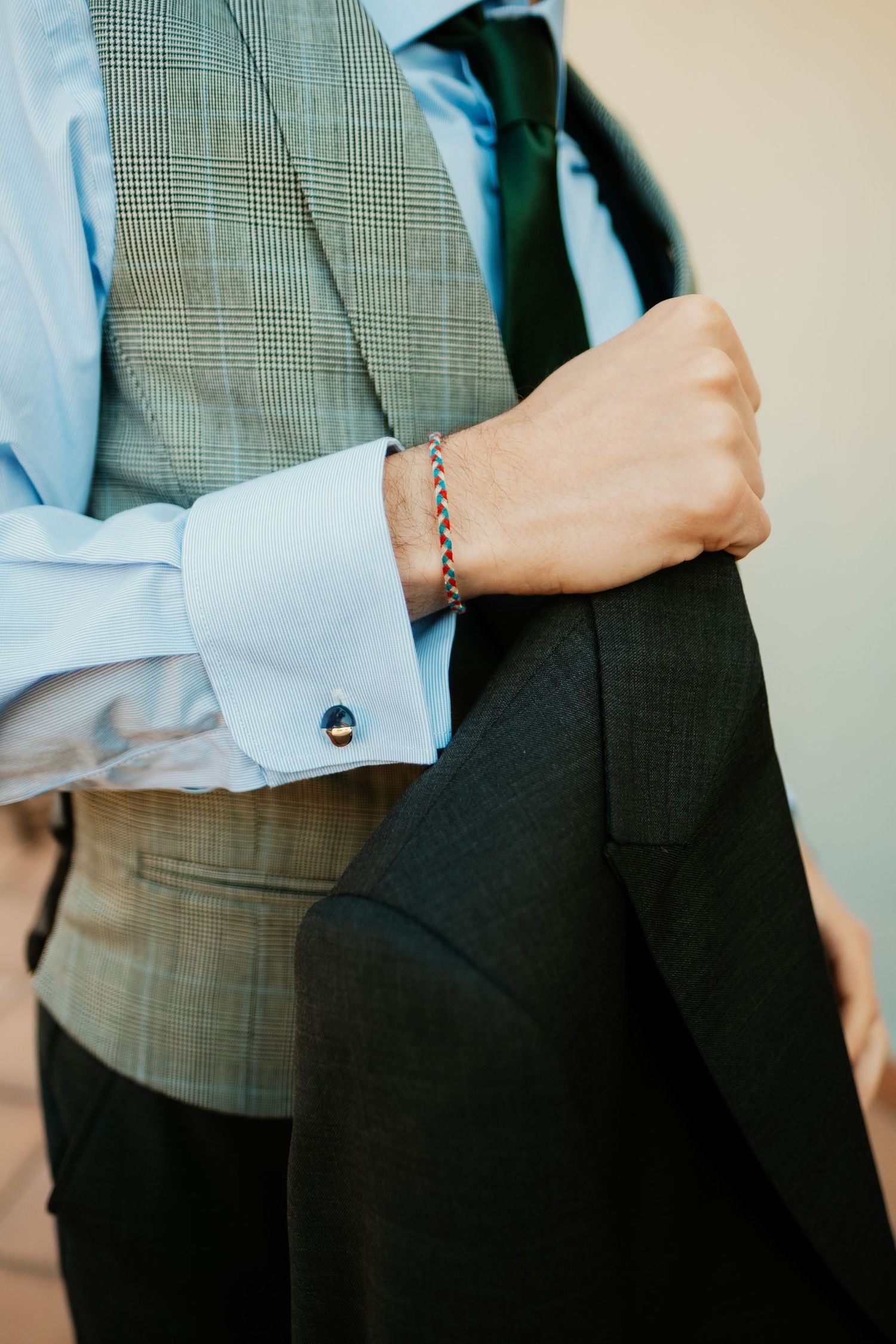 Detalle del traje y gemelos de Quin