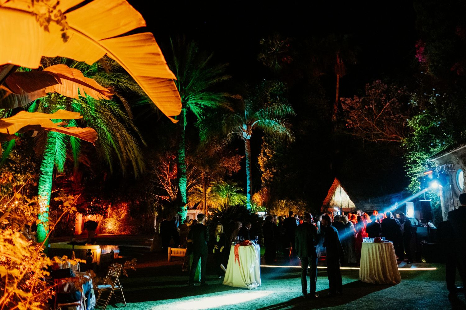 Fiesta de boda en la piscina del Molino del Duque con iluminación espectacular y DJ