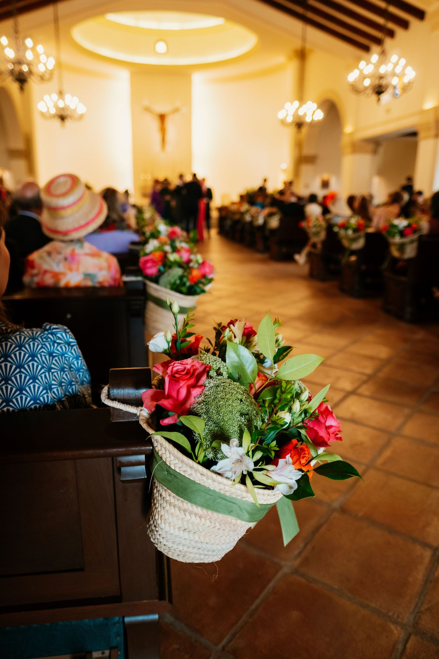 Arreglo floral de bienvenida en el interior de la Parroquia de la Merced por Flores Areka
