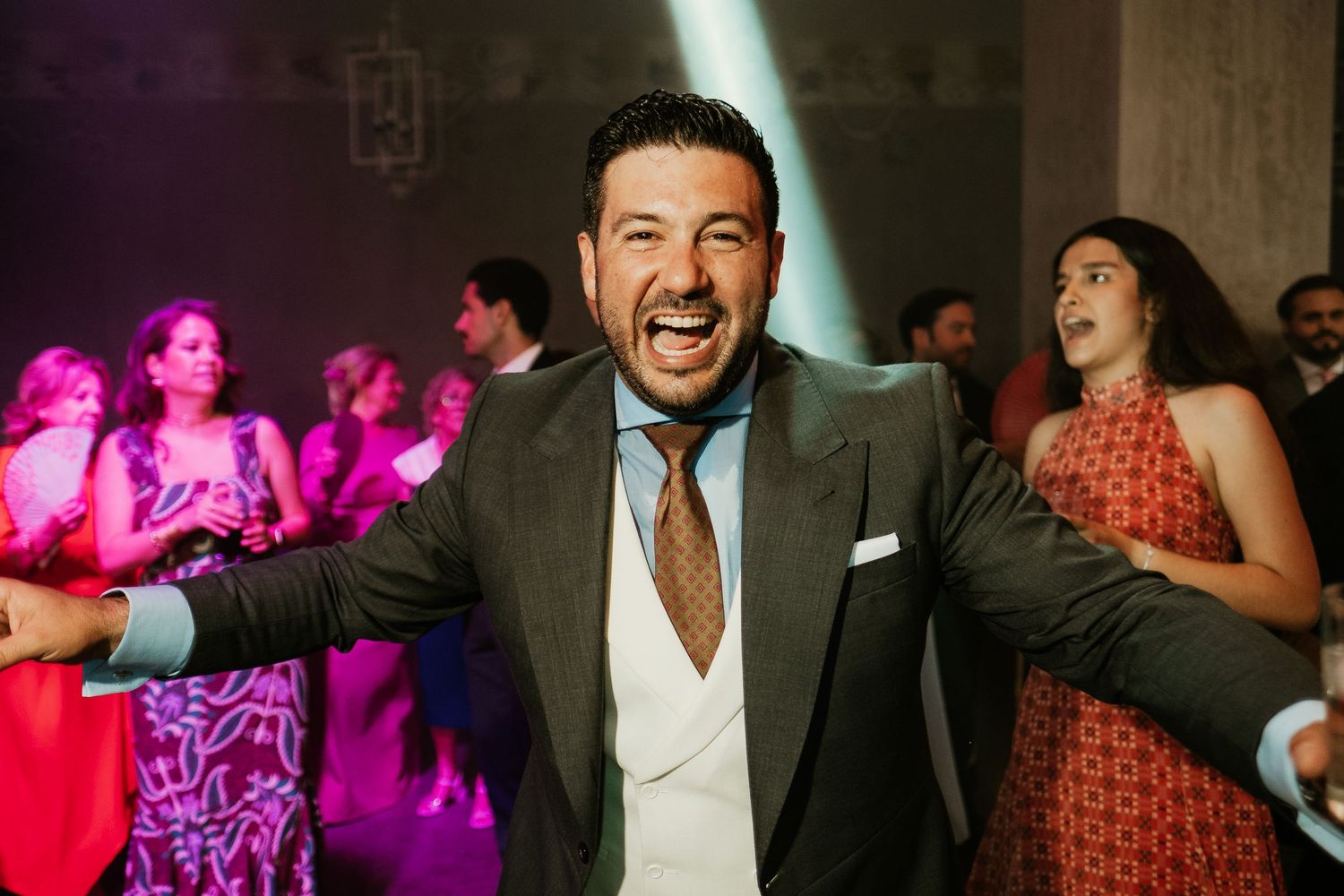 Fotografía top de boda en Jerez, abrazo de Inma y Juanfri en el baile nupcial, Roberto Pecino Fotógrafo
