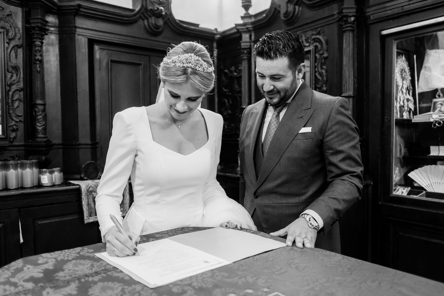 Los novios firmando el acta matrimonial bajo las arquerías históricas de la sacristía en Jerez, Inma y Juanfri, Roberto Pecino