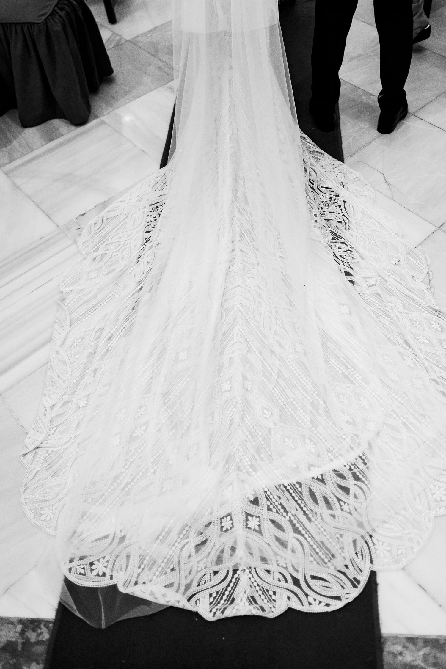 Detalle del vestido de la novia, creación de Pronovias.