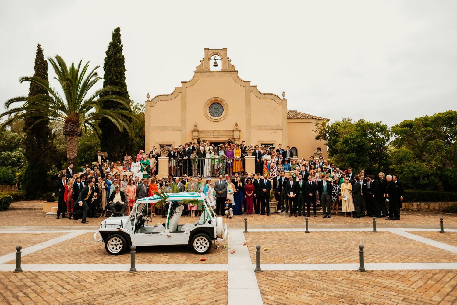 Novios Diana y Kuki saliendo de su boda en un Mini Moke de Sotogrande MOKE Rentals