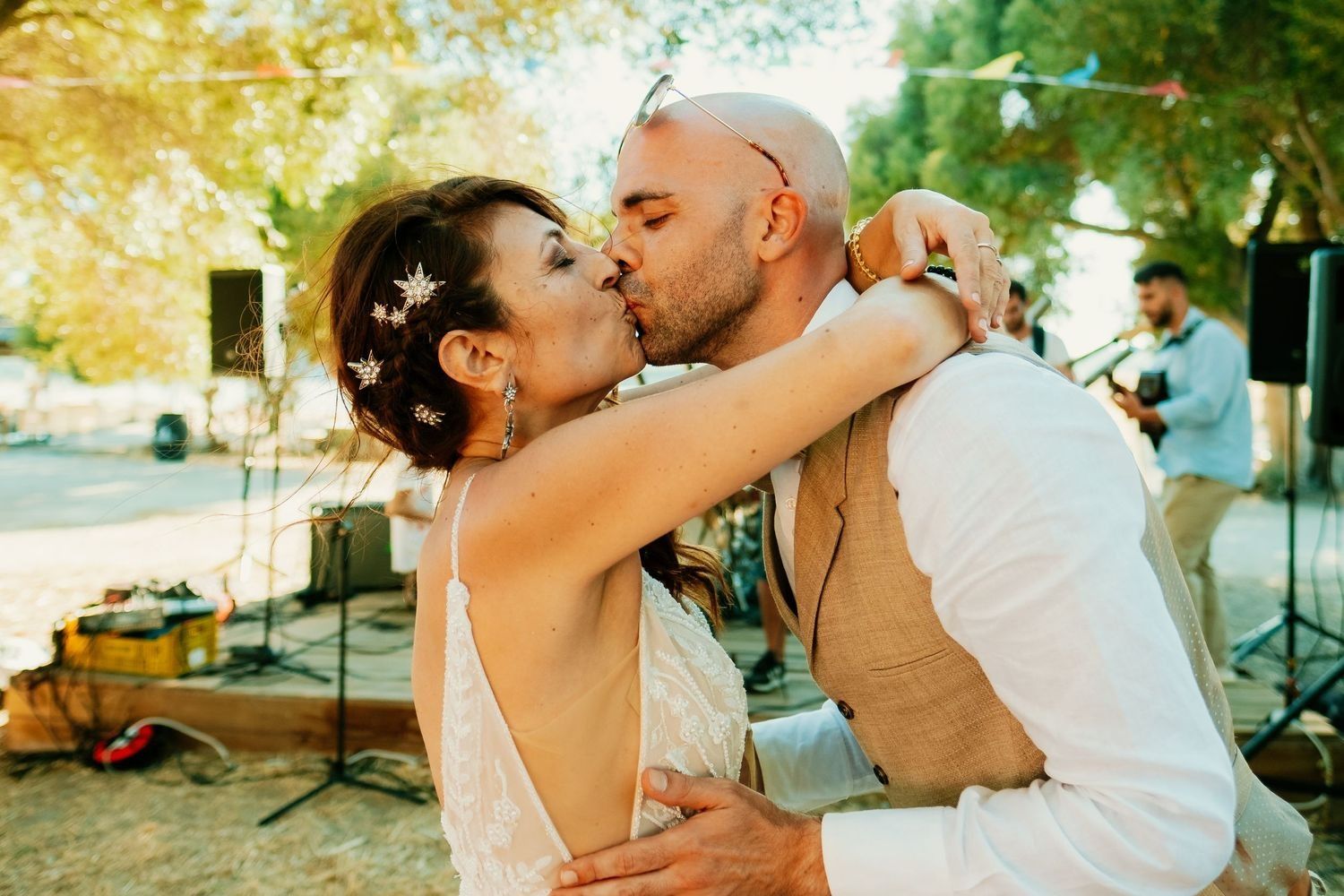 baile nupcial de lorena y adrian con estilo festivalero y gafas vintage en wakana lake fotografia documental de bodas
