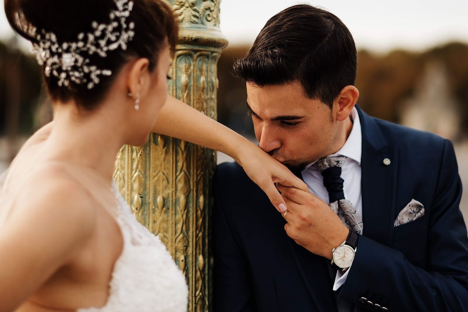 Beso del novio en Paris