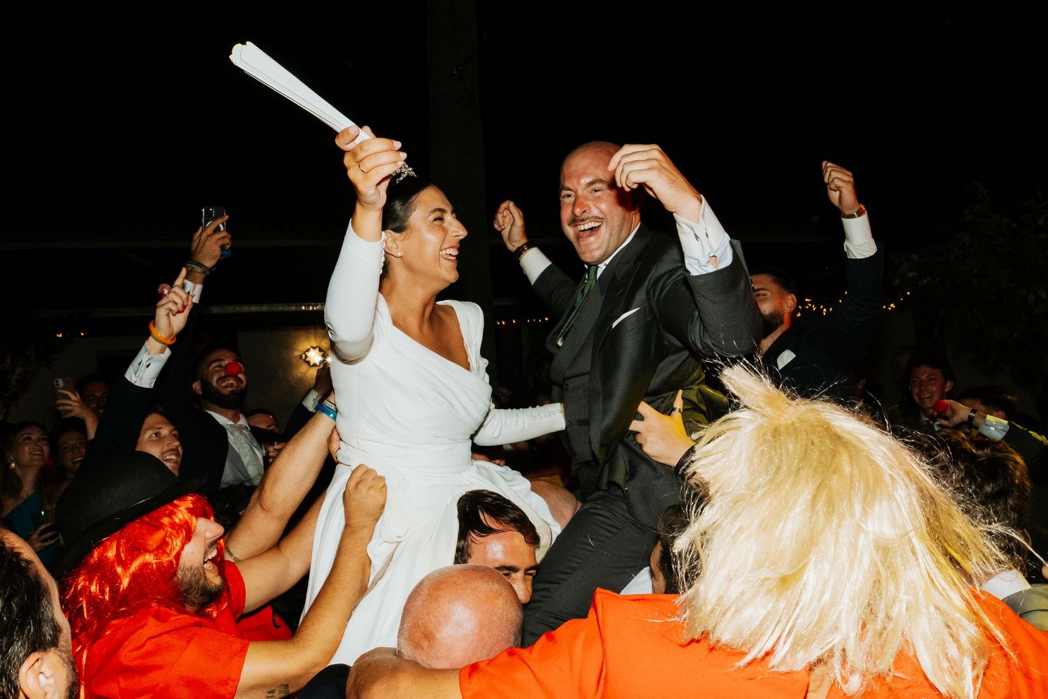 Foto final de los novios manteados en la fiesta nocturna