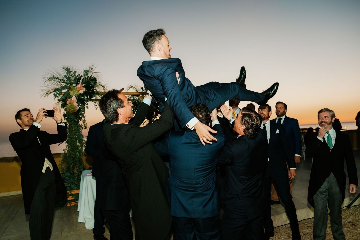 Javier el novio manteado y celebrando su boda en el Baluarte de los Mártires