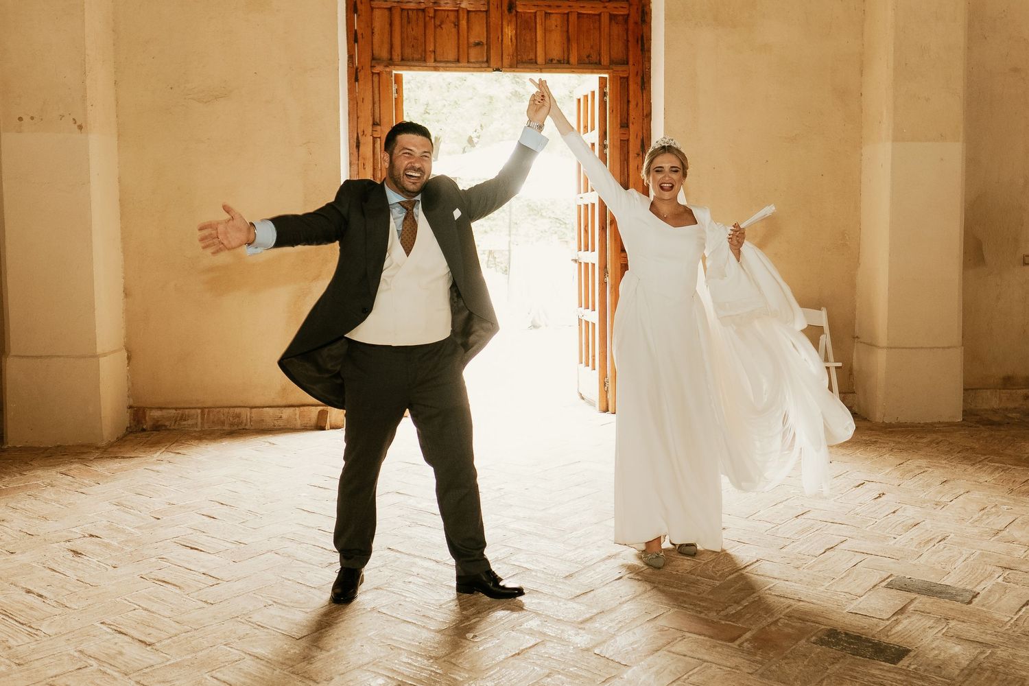 Entrada de los novios bailando por el salón de Bodega Sánchez Romate Jerez, Inma y Juanfri, Roberto Pecino