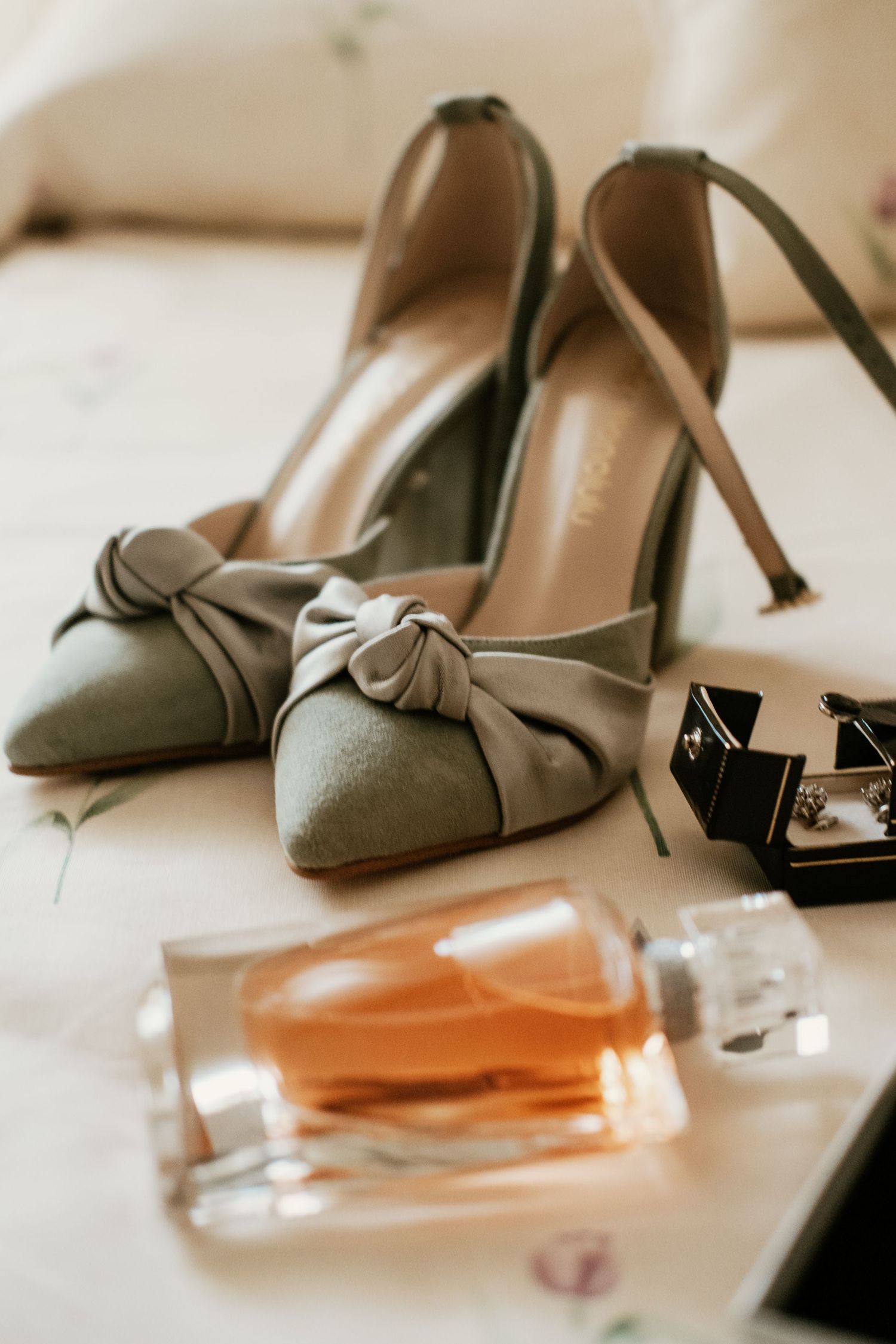 Zapatos y perfumes de la novia, detalles que son esencia pura de una novia el día de su boda. Roberto Pecino, fotografo de bodas